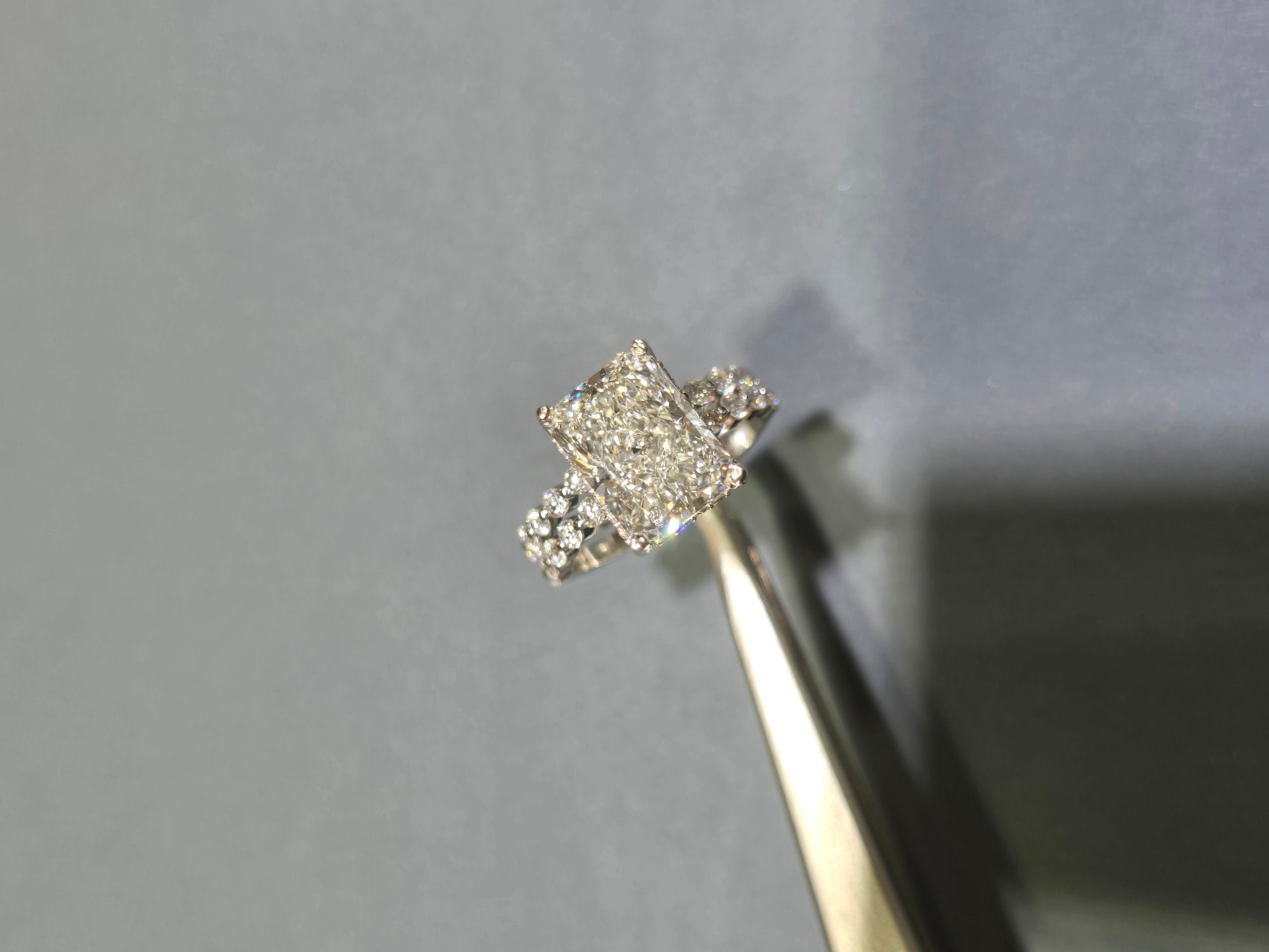 Radiant rings / Center diamond 3-4-5 carats . F/ VS+ Clarity / Diamond on side ( 1.5 carats)