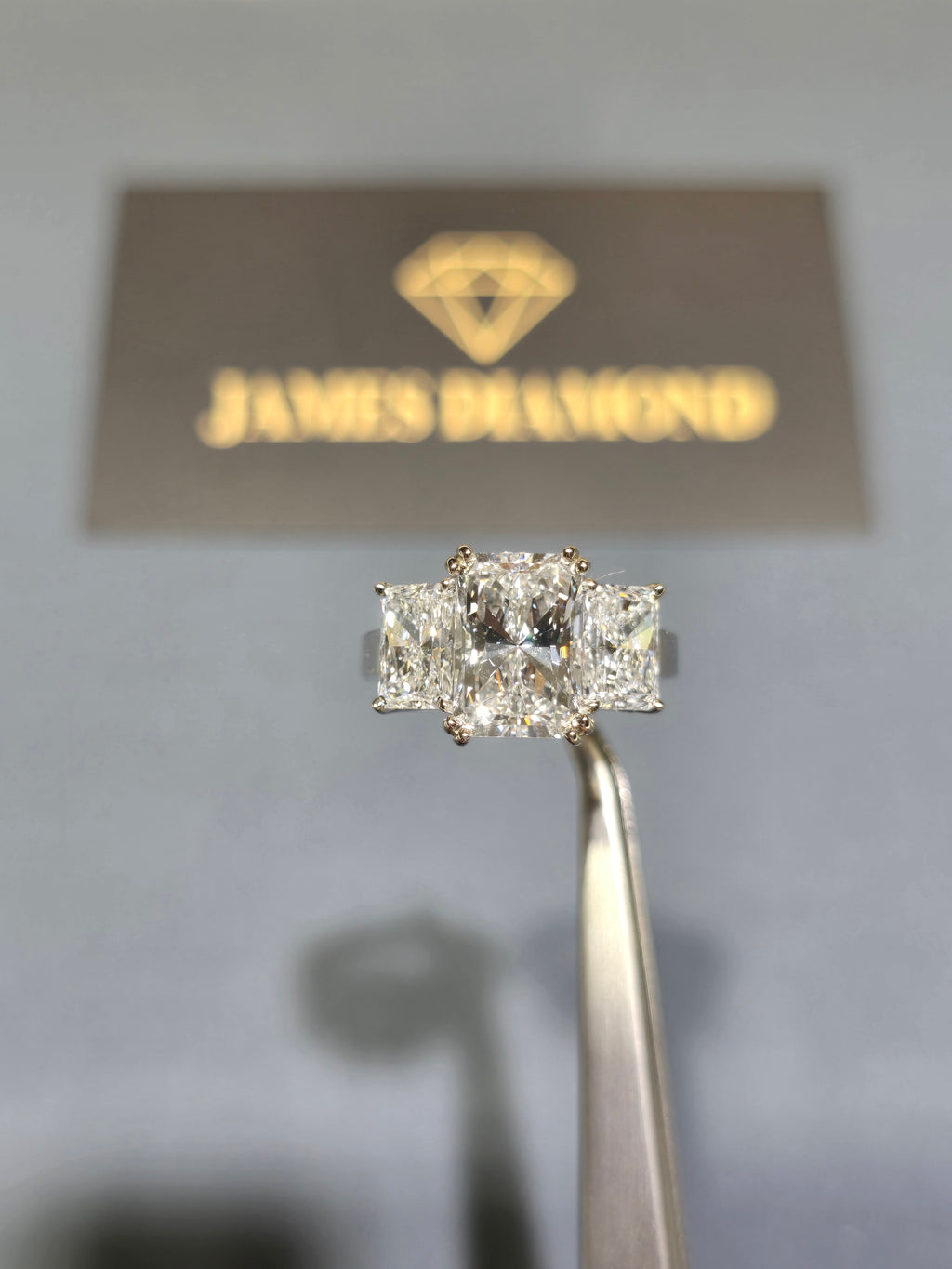 Hot Design 💍 Center Diamond 3-6 carats . EF/ VS+VVS clarity /  Diamond on side ( 1 carats / each )