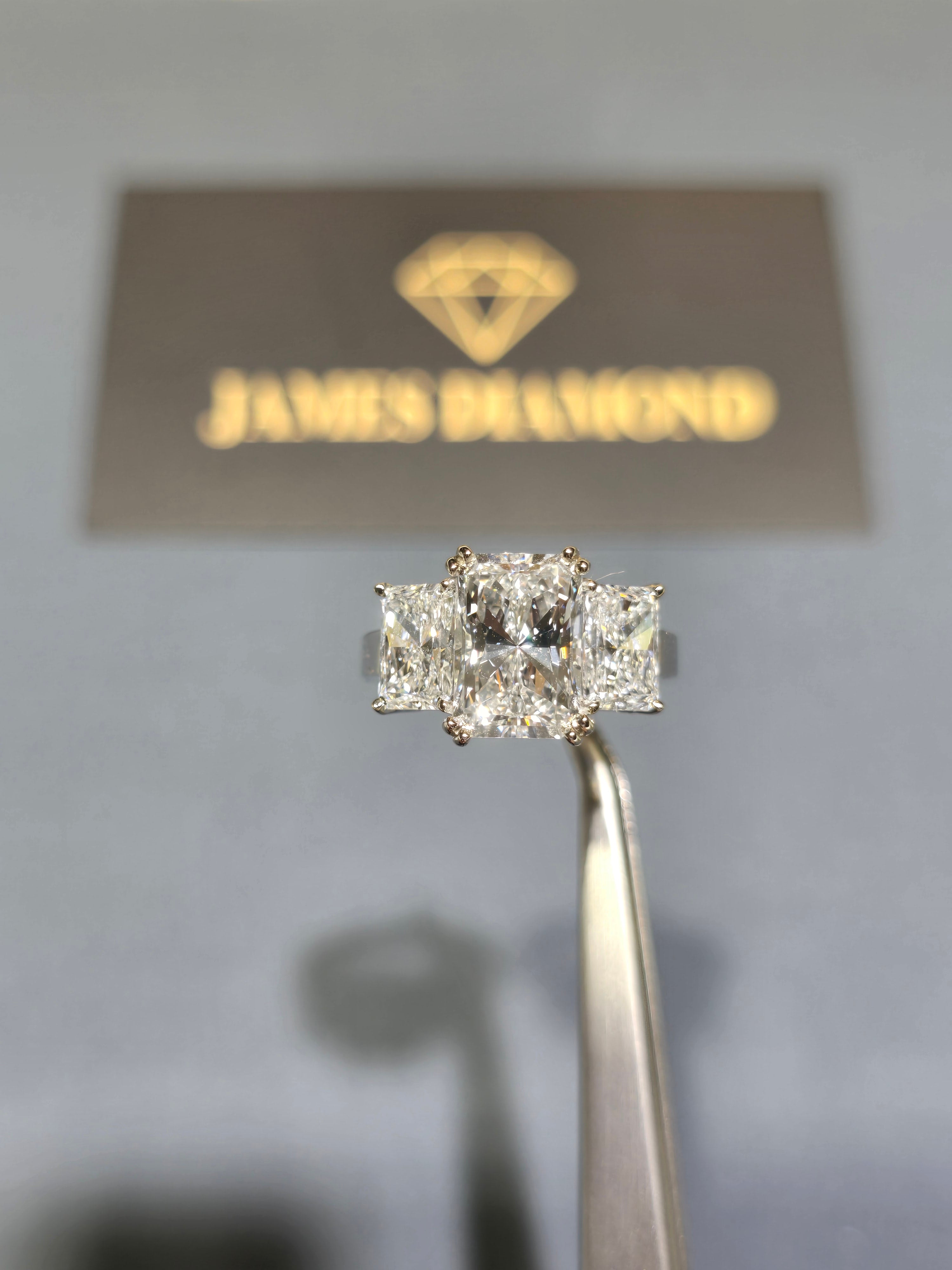 Hot Design 💍 Center Diamond 3-6 carats . EF/ VS+VVS clarity /  Diamond on side ( 1 carats / each )