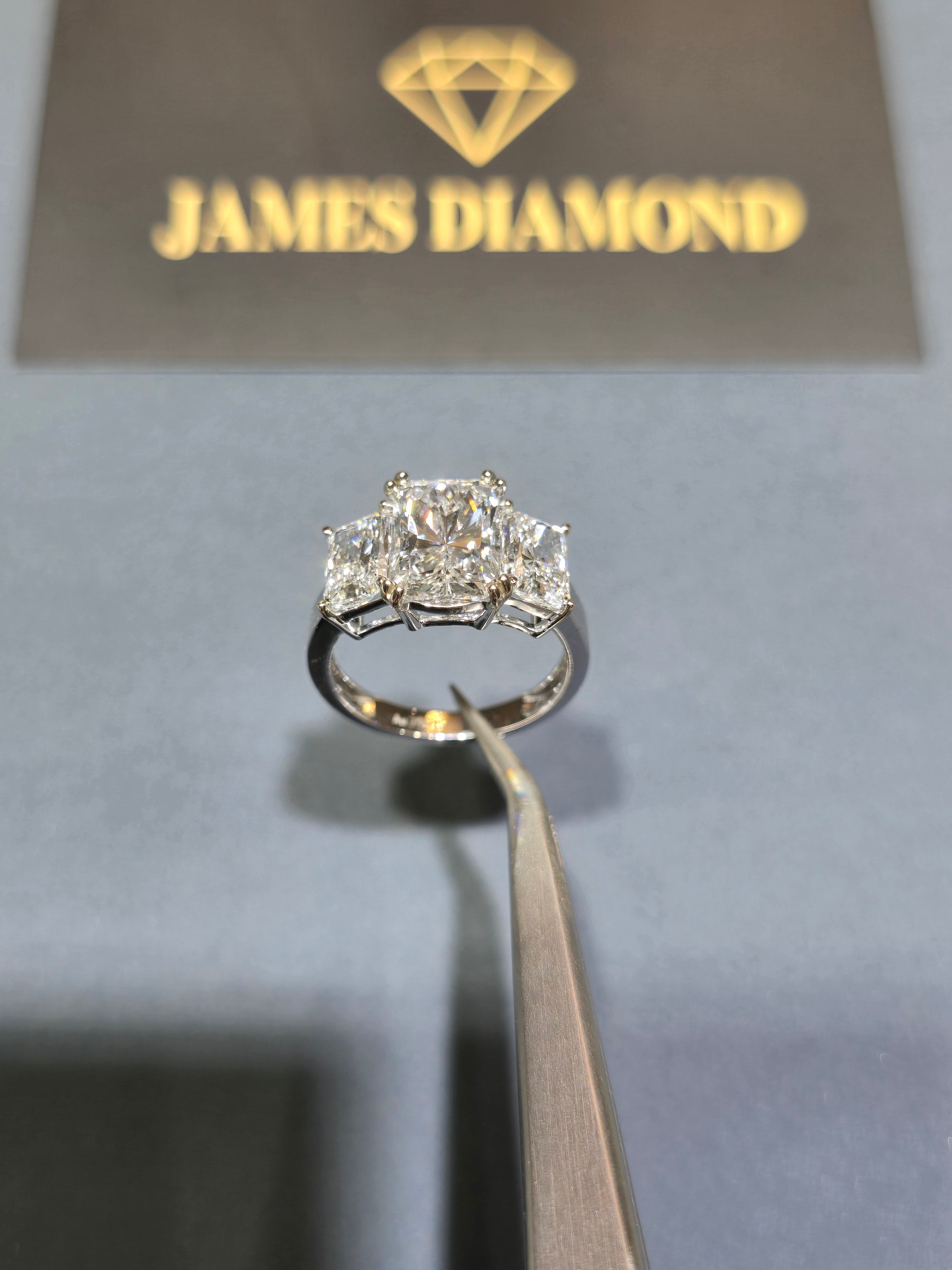 Hot Design 💍 Center Diamond 3-6 carats . EF/ VS+VVS clarity /  Diamond on side ( 1 carats / each )