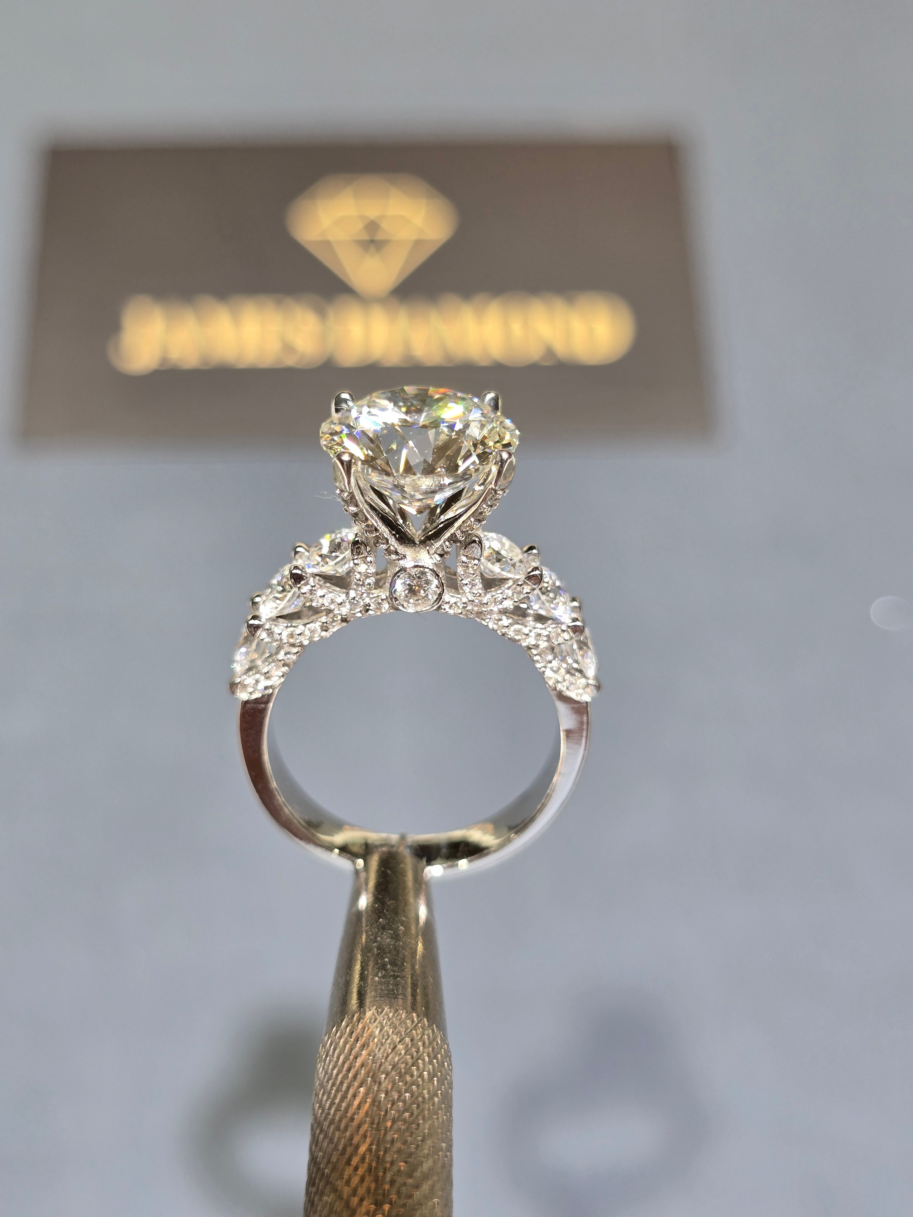 Beautiful Round rings 💍 Center diamond 4-5 carats 💎 IGI Certificate 💍