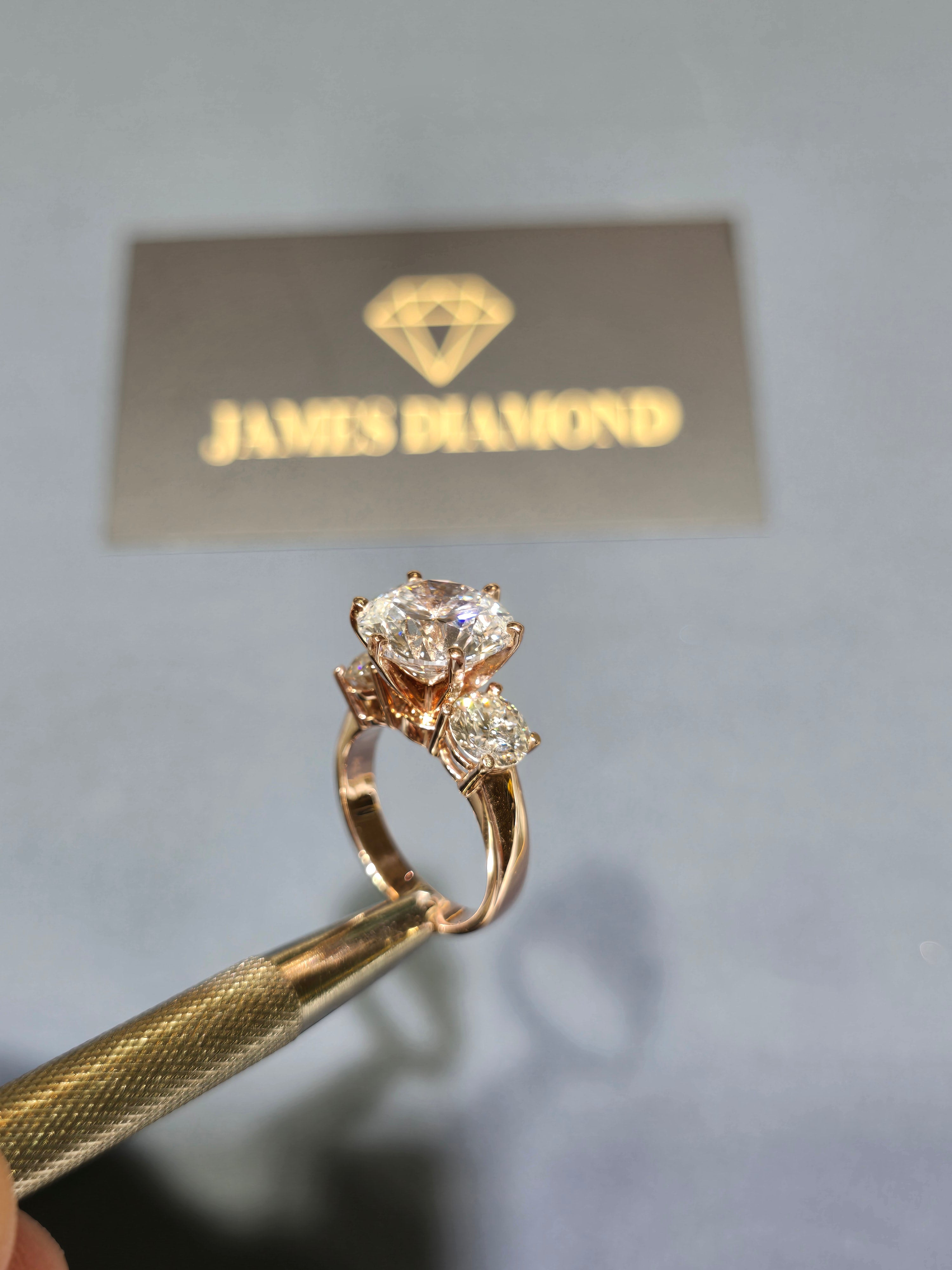 Elegant Three-Stone Engagement Ring 💍 Center Diamond 5-7 carats / IGI Certificate 💎