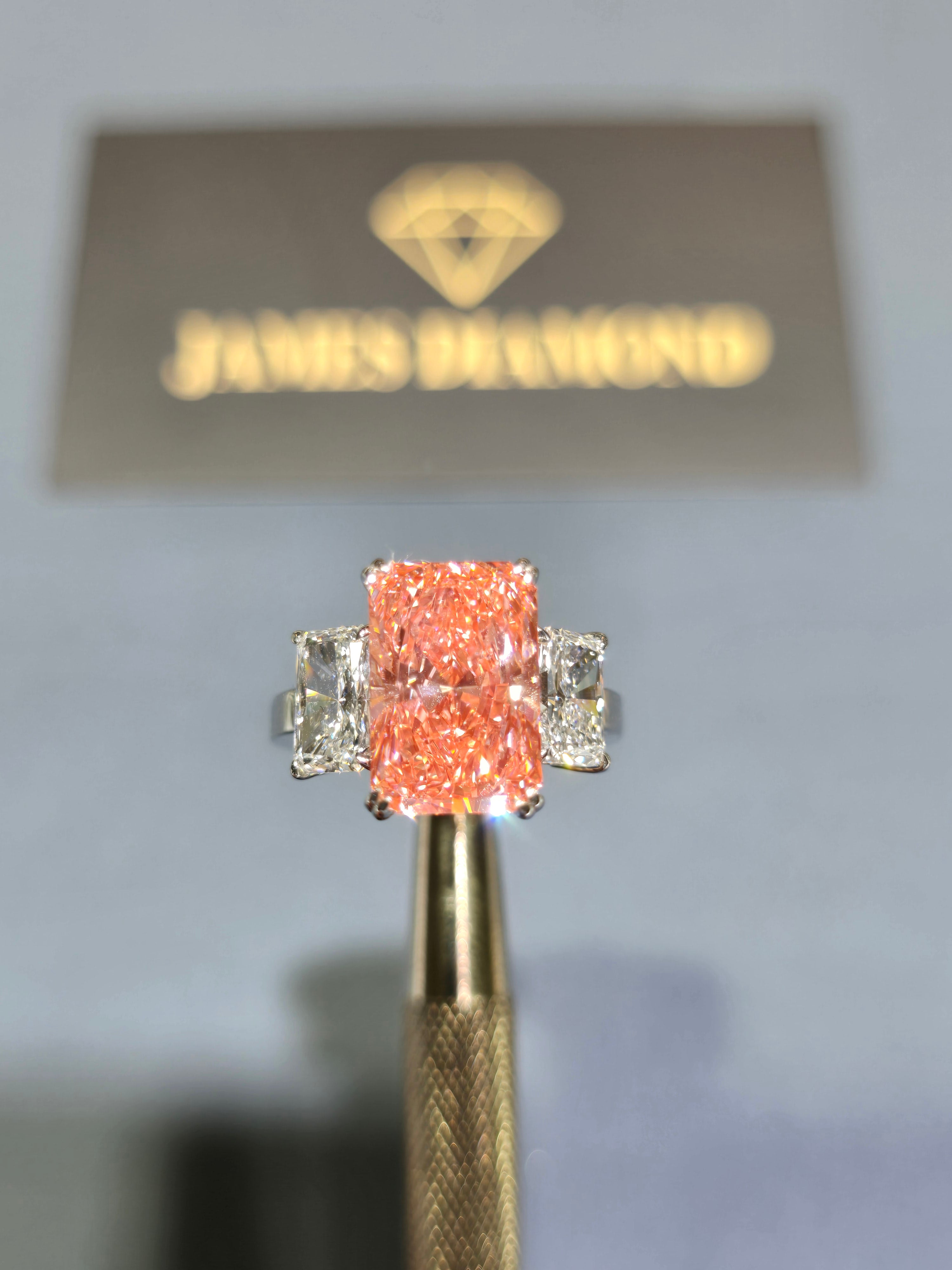 Fancy Pink 4-5 carats Radiant /Diamond on side ( 1 carats / each )