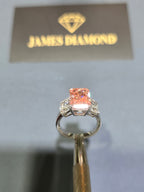 Fancy Pink 4-5 carats Radiant /Diamond on side ( 1 carats / each )