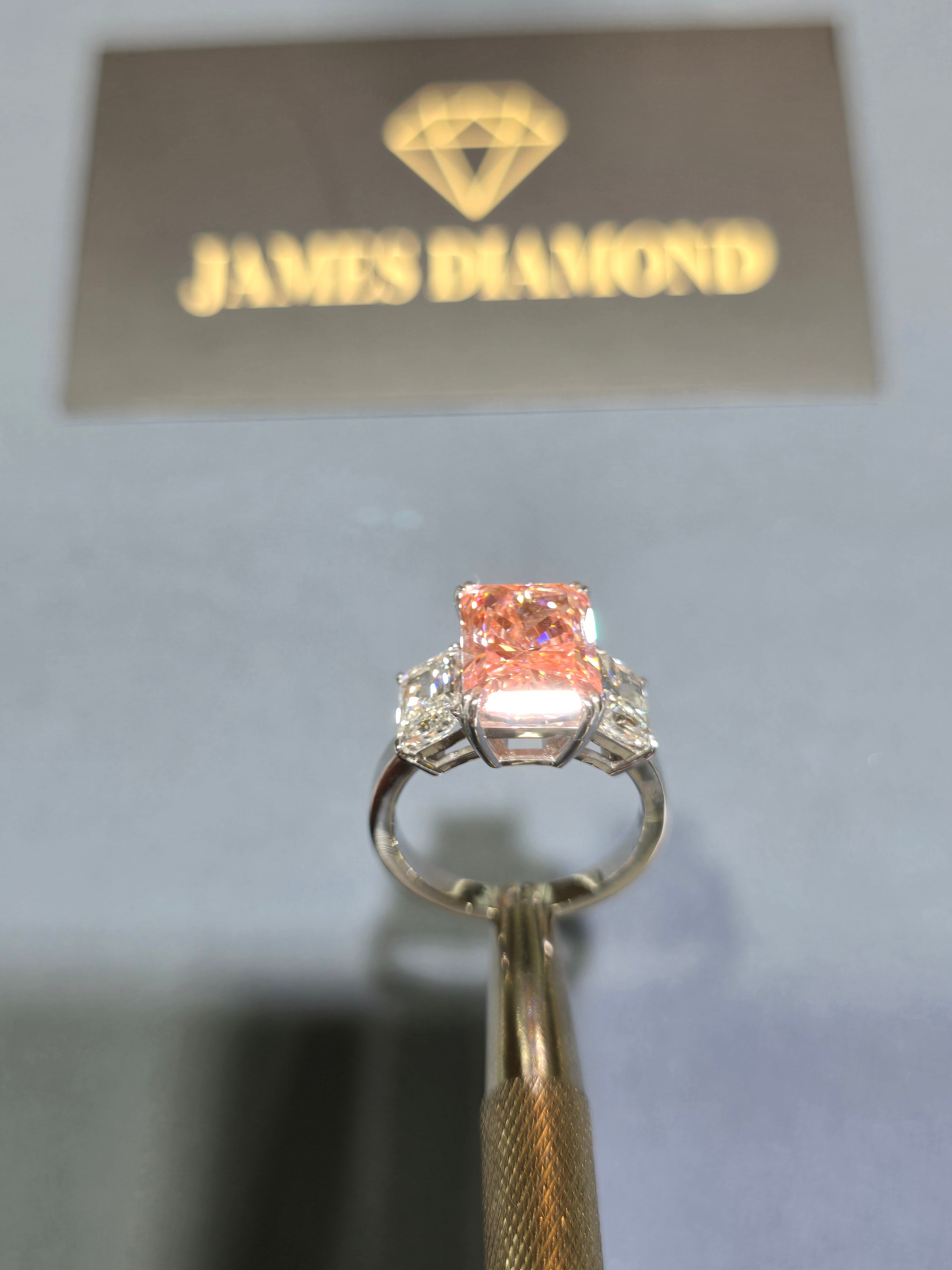 Fancy Pink 4-5 carats Radiant /Diamond on side ( 1 carats / each )