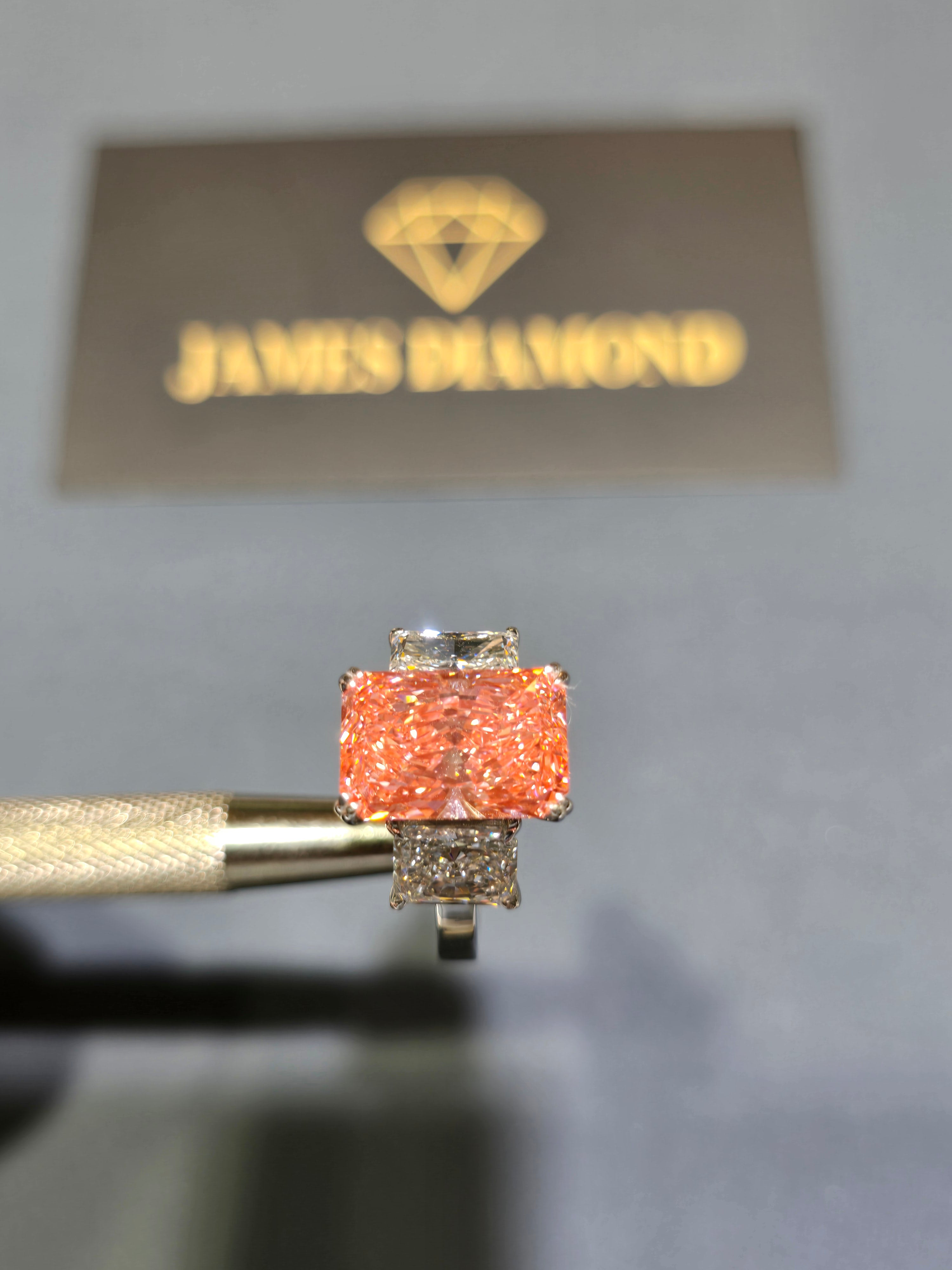 Fancy Pink 4-5 carats Radiant /Diamond on side ( 1 carats / each )