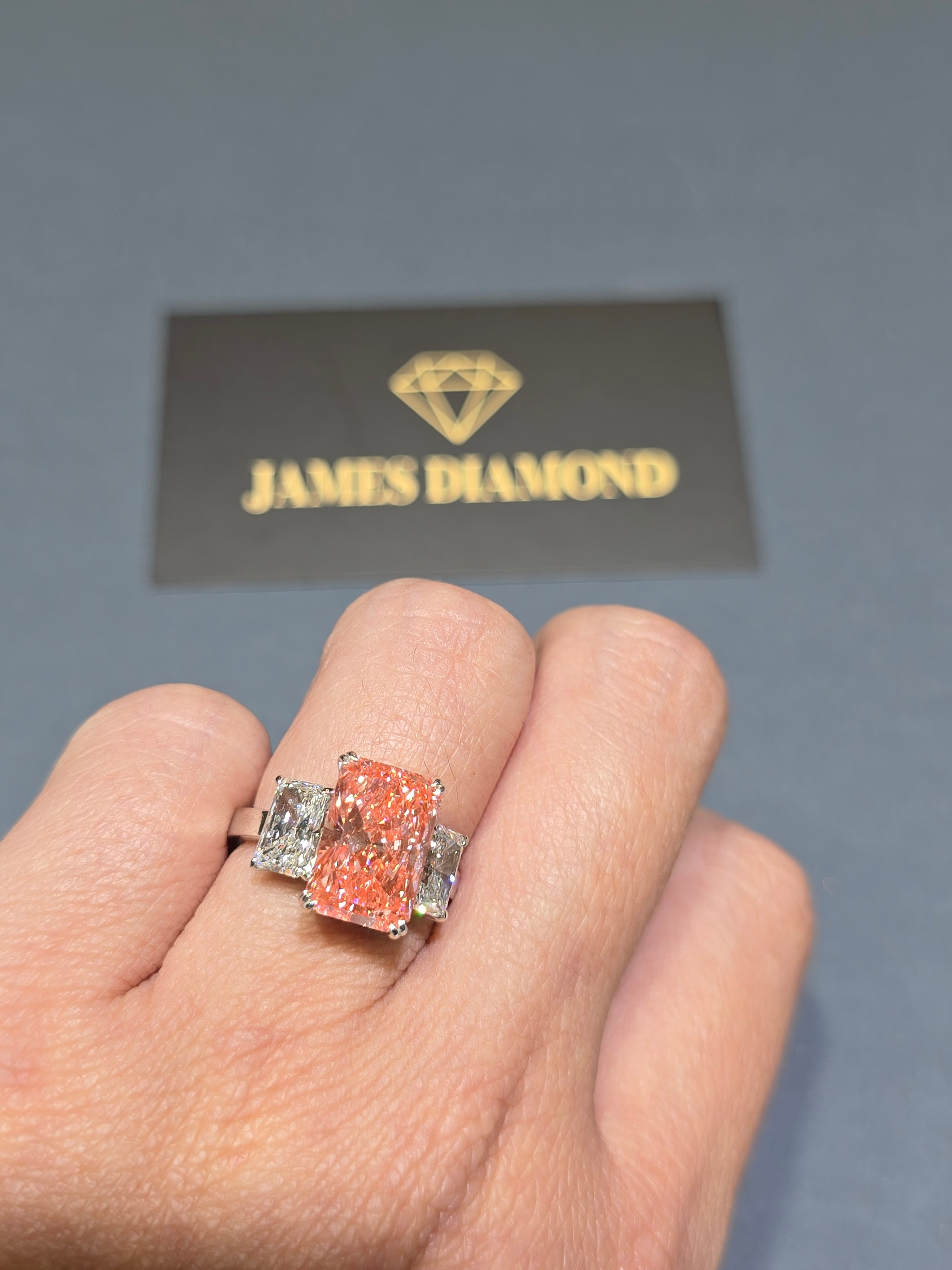Fancy Pink 4-5 carats Radiant /Diamond on side ( 1 carats / each )