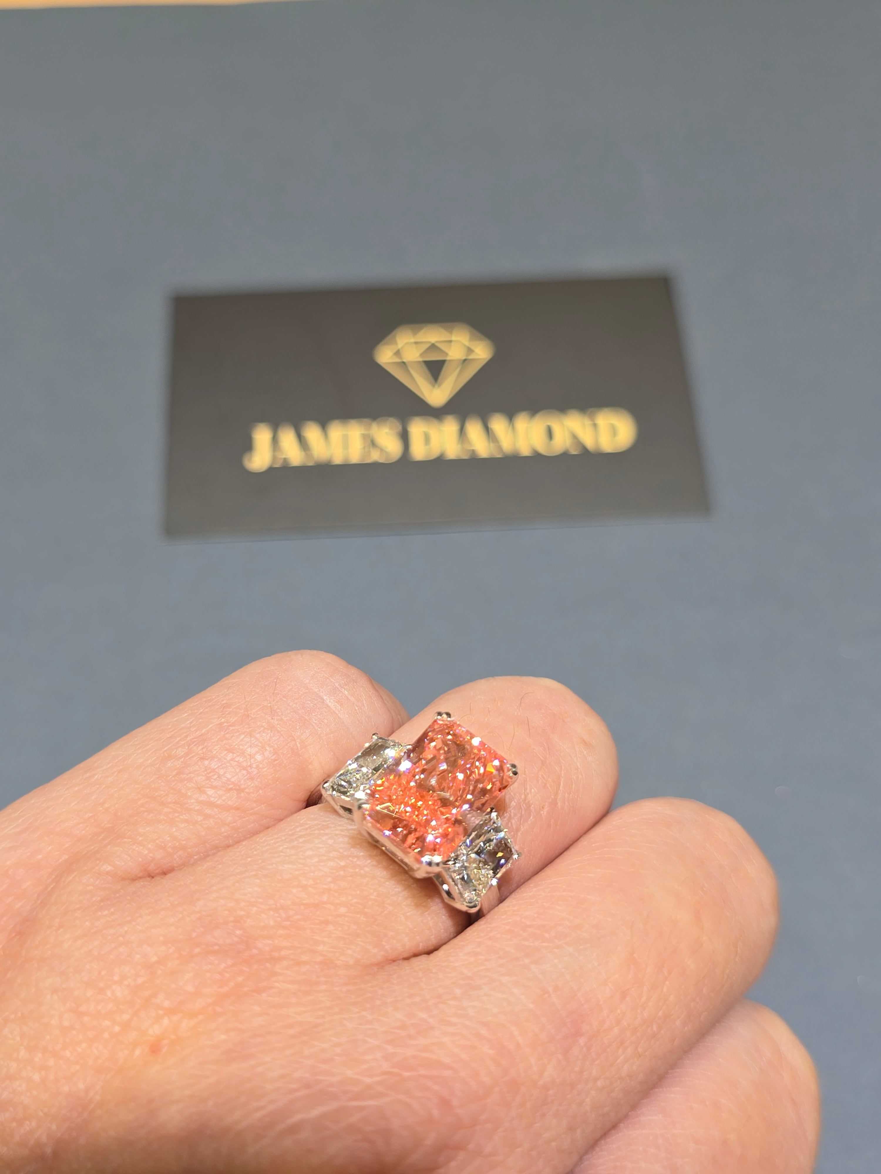 Fancy Pink 4-5 carats Radiant /Diamond on side ( 1 carats / each )