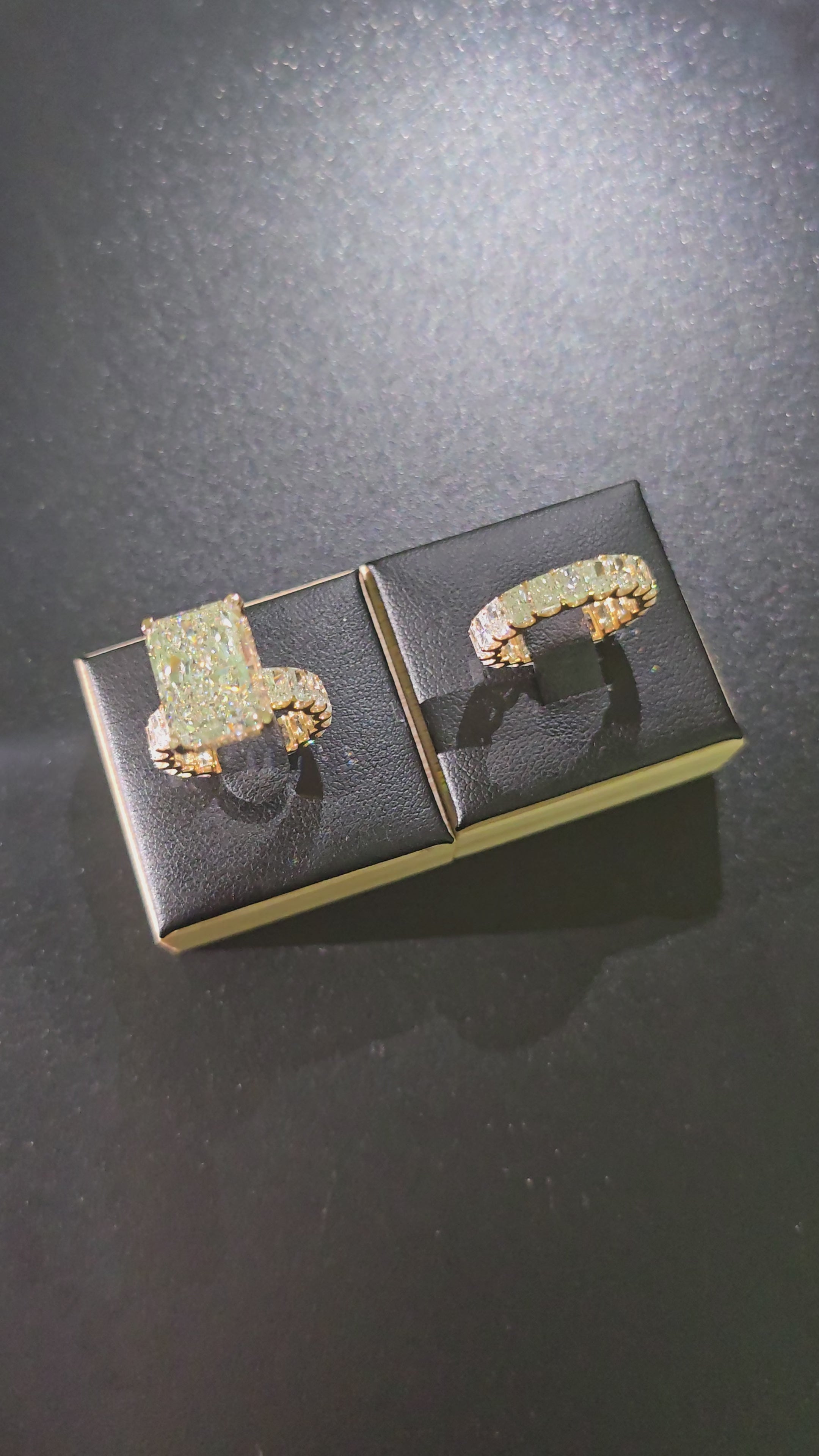 Hot Design - Full Radiant 💍  Center 8 carat / total 18 Carat / Gold 14K