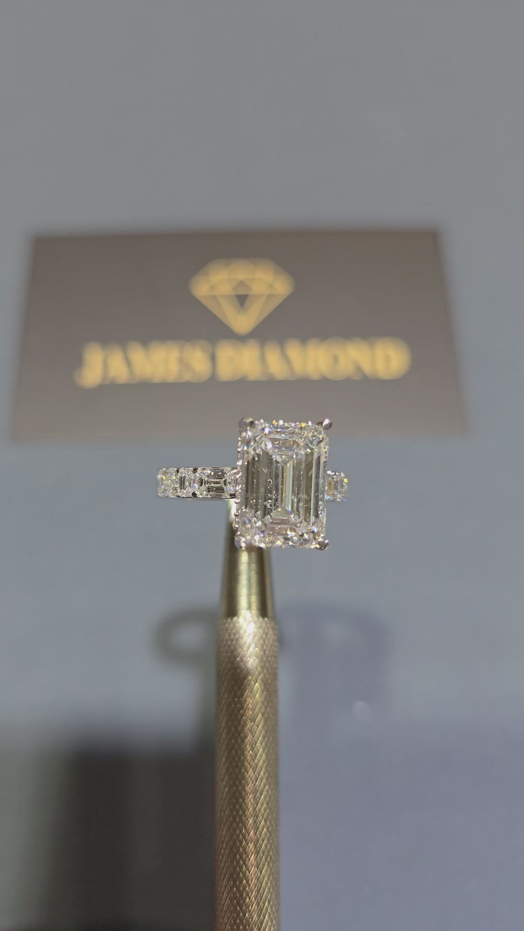 Emerald Radiance – Emerald Cut Diamond Pavé Ring
