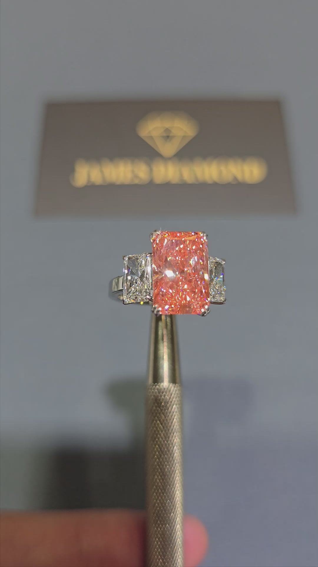 Fancy Pink 4-5 carats Radiant /Diamond on side ( 1 carats / each )