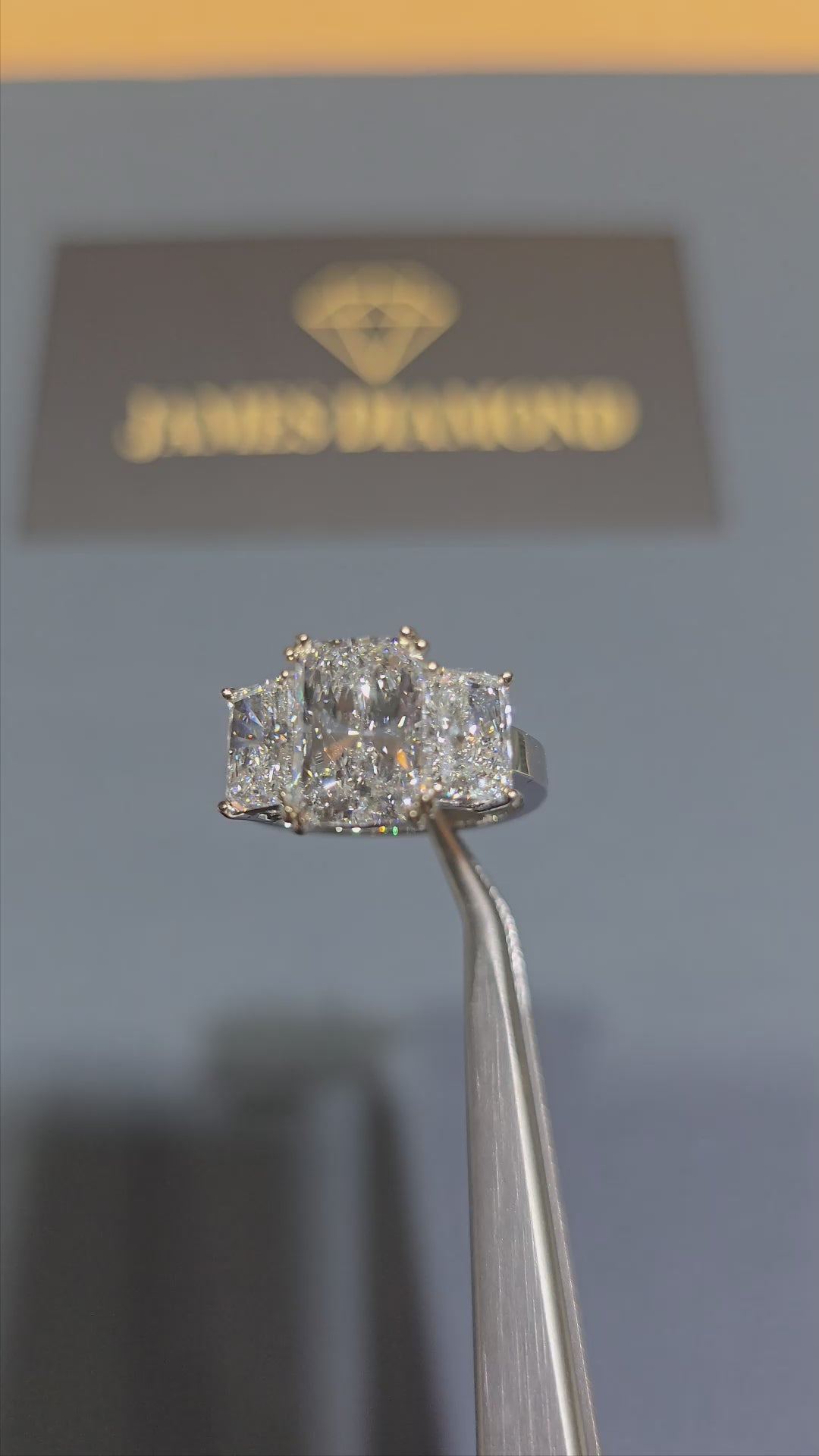 Hot Design 💍 Center Diamond 3-6 carats . EF/ VS+VVS clarity /  Diamond on side ( 1 carats / each )